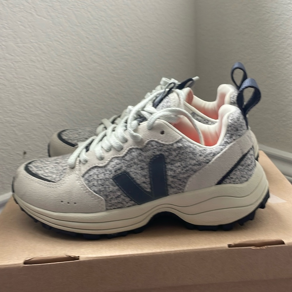 Very good condition Veja size 7